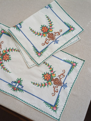 زیربشقابی یا رومیزی دستدوز