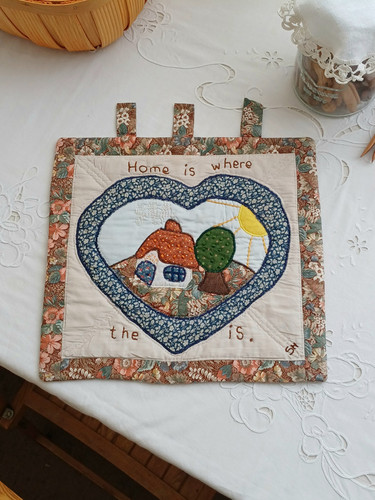 دیوارکوب تکهدوزی