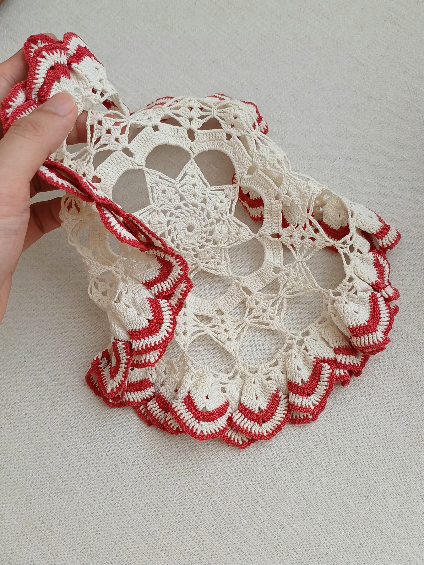 رومیزی کوچک قلاب‌بافی