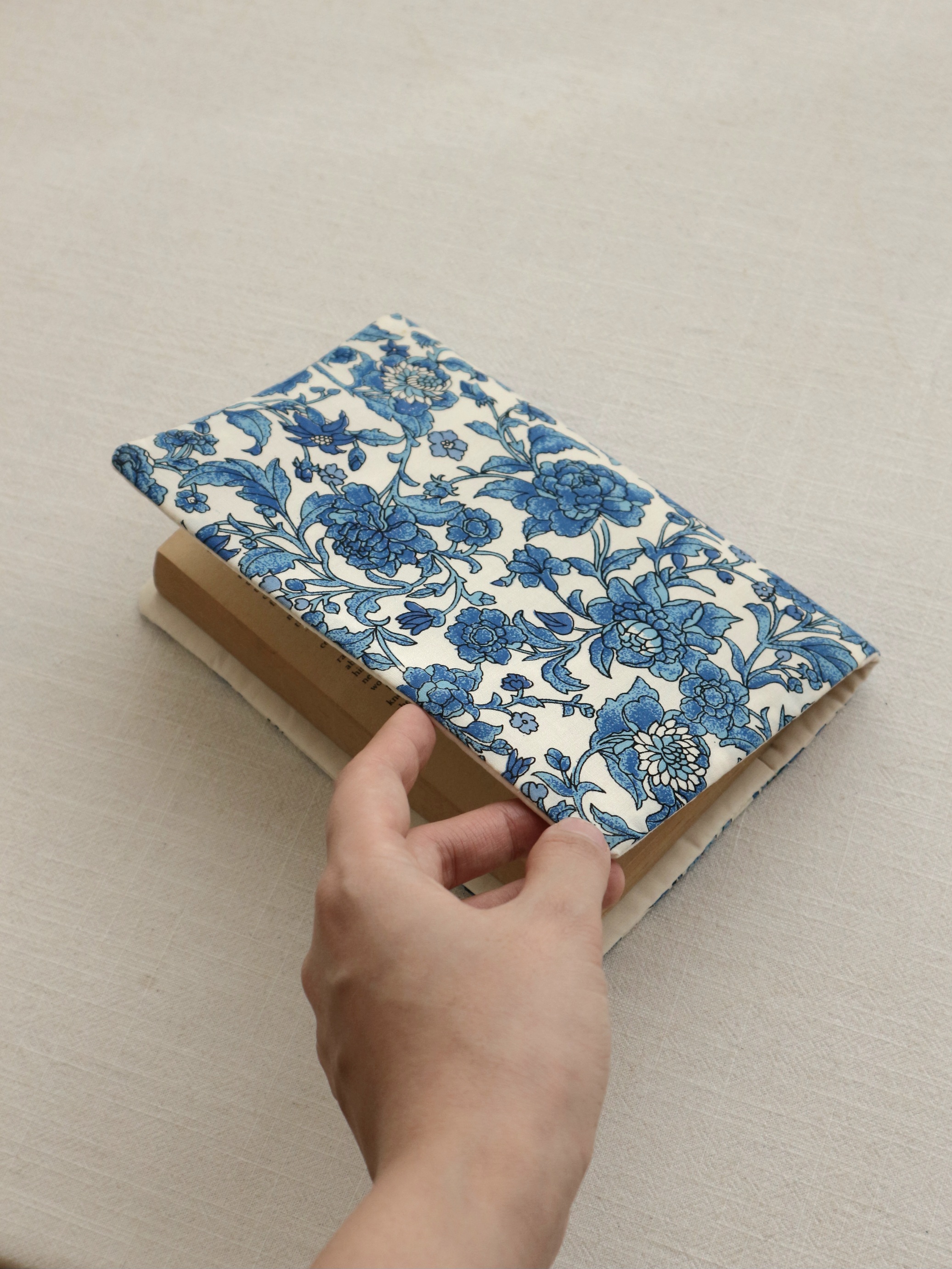 کاور کتابچه یا دفترچه