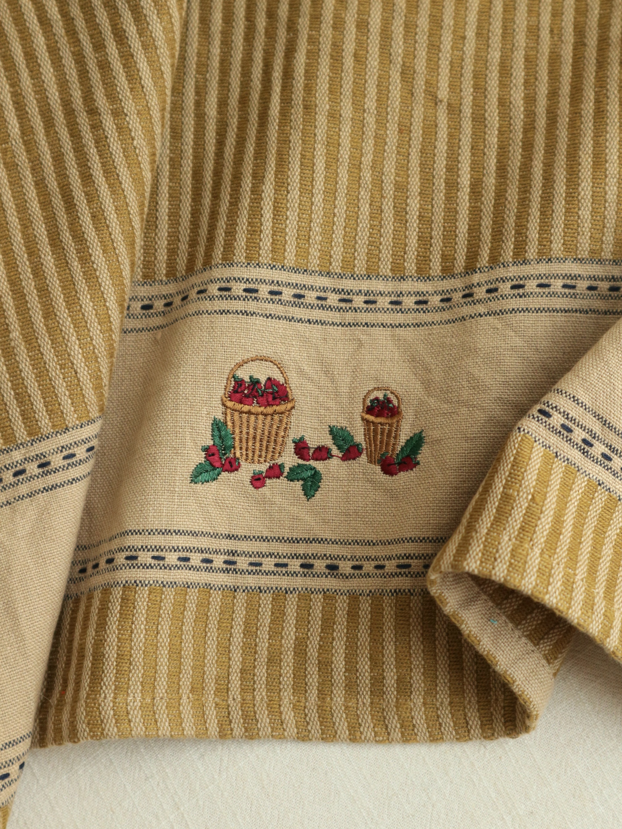 دستمال کتان گلدوزی
